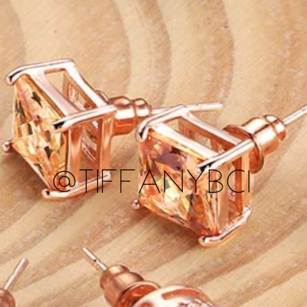 18k Rose Gold Square Stud Earrings - Picture 4 of 8